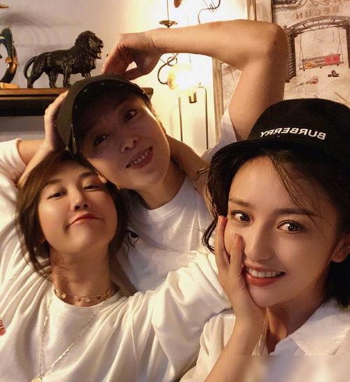 狗仔爆料两位一线恋情视频,一线明星甜蜜恋情曝光，甜蜜瞬间引网友热议